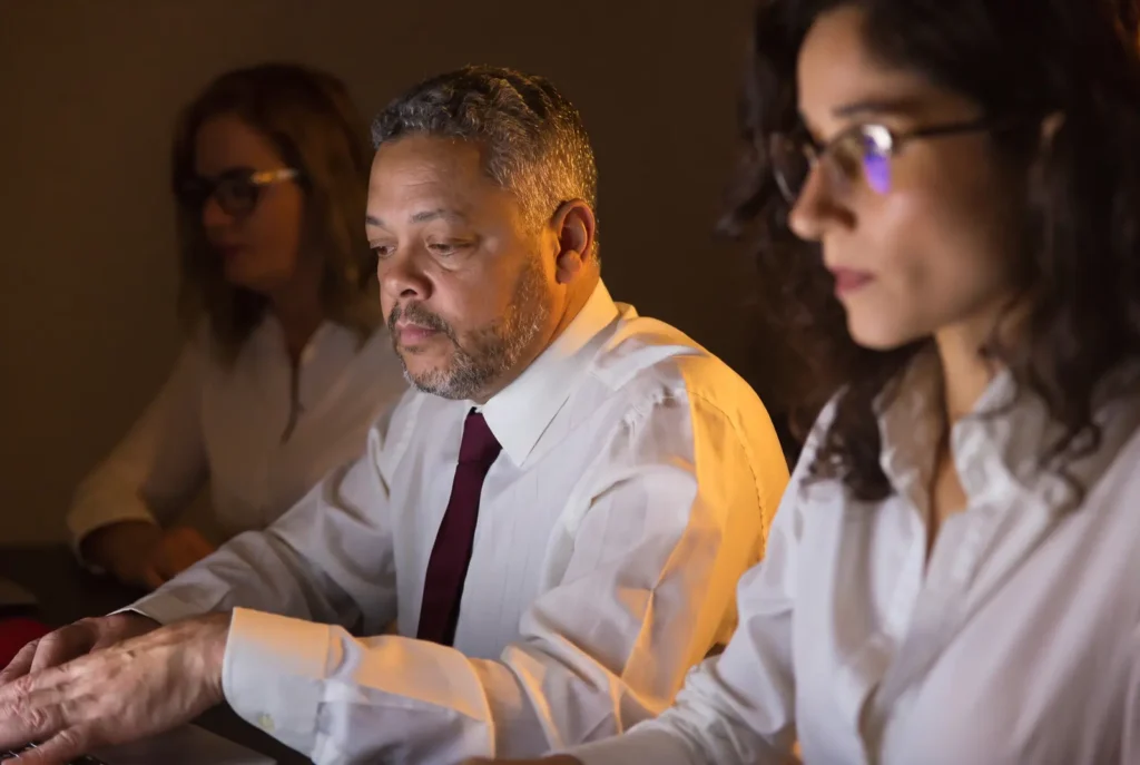Edemir Romão, fundador da LICITEC, analisando informações no computador